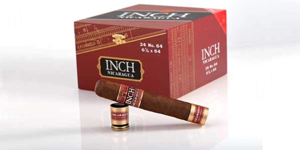 eine Inch Nicaragua Zigarre neben ihrer Zigarren-Kiste