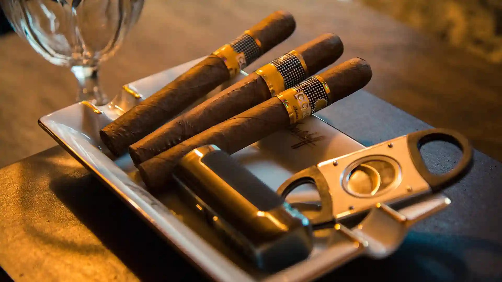 zigarrenzubehör, stilvoll, elegant, edel, hochwertig, zigarrencutter, aschenbecher, anschneiden, anzünden, zigarrengenuss, xikar, zigarren accessoires online kaufen